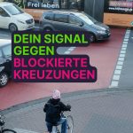 Eine blockierte Kreuzung in Münster. Die Ampel für den Radverkehr zeigt grün, mehrere Fahrzeuge stehen noch auf der Straße.
